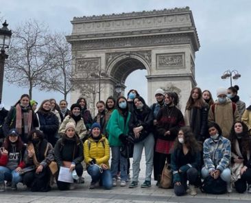 Le groupe quasiment complet des terminales de spécialité arts plastiques avec leurs enseignantes au centre.